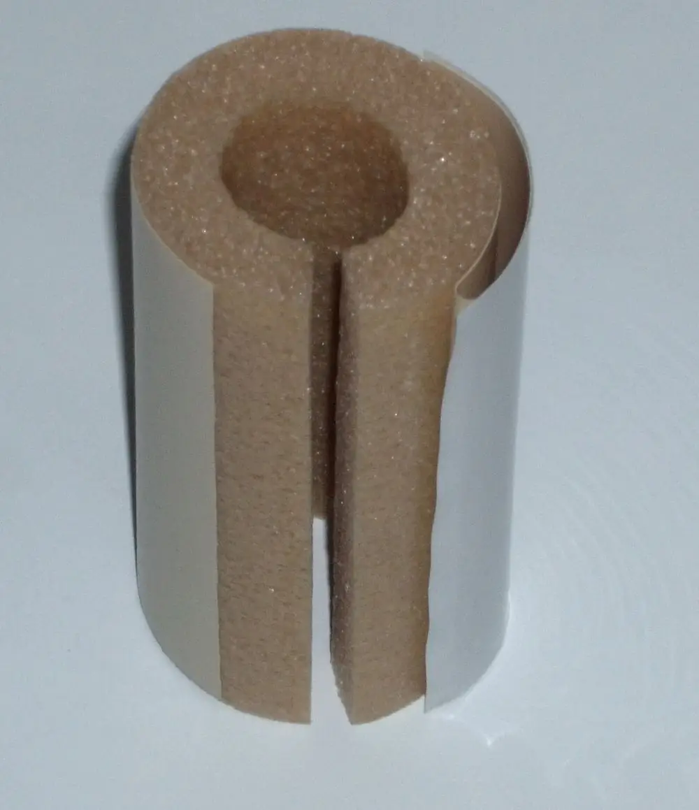 Wärmeisolationsrohr mit einer inneren Öffnung, beige Schaumstoffoberfläche, geeignet für DAIKIN-Anwendungen, auf weißem Hintergrund.